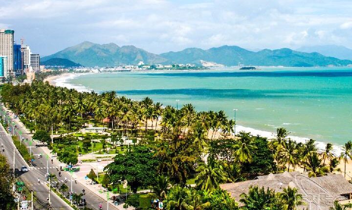 Nha Trang tumbuh menjadi destinasi wisata bahari yang diramaikan dengan berbagai festival dan akomodasi yang lengkap.