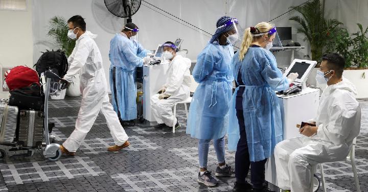 Wisatawan menerima tes untuk penyakit coronavirus (COVID-19) di fasilitas pengujian pra-keberangkatan, ketika negara-negara bereaksi terhadap varian baru coronavirus Omicron, di luar terminal internasional di Bandara Sydney, Australia