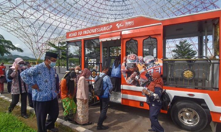 Pejabat Dinas Pemberdayaan Perempuan, Perlindungan Anak, Pengendalian Penduduk, dan Keluarga Berencana, Nusa Tenggara Barat, menjalani pengukuhan di atas bus pariwisata sambil berkeliling Kota Mataram pada Kamis, 30 Desember 2021