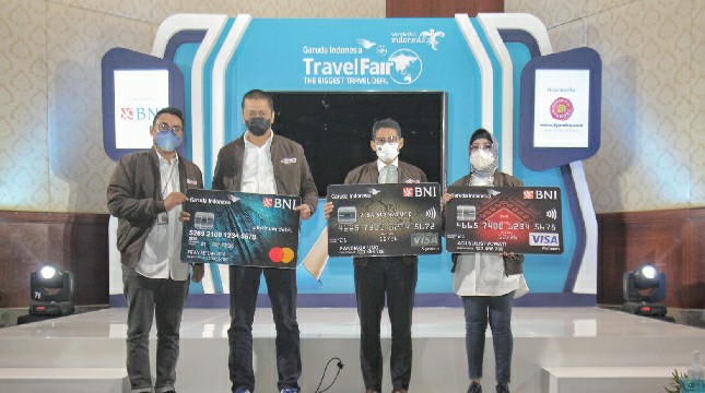 (Ki-ka) Direktur Dyandra Promosindo Michael Bayu A. Sumarijanto, Direktur Utama Garuda Indonesia Irfan Setiaputra, Menparekraf Sandiaga Salahuddin Uno, dan Wakil Direktur Utama BNI Adi Sulistyowati memamerkan mock up Kartu Kredit dan Kartu Debit Co-Brand BNI Garuda di Opening Ceremony Garuda Indonesia Travel Fair (GATF)