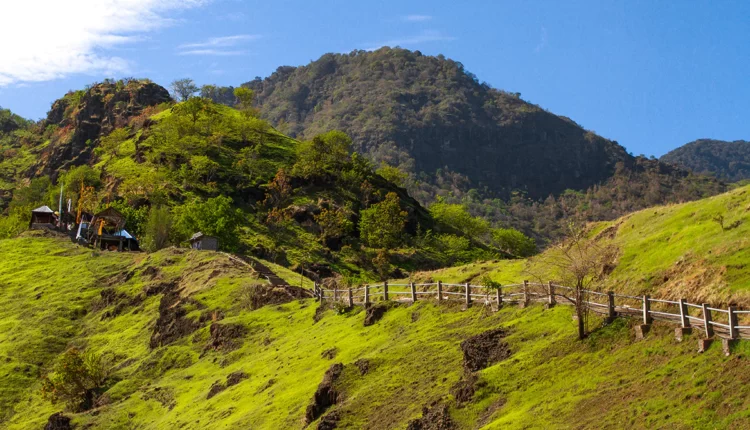 Menikmati pemandangan desa dari ketinggian di Bukit Kursi Pemuteran