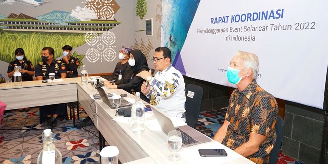 Bupati Banyuwangi Ipuk Fiestiandani rapat World Surf League Championship Tour.