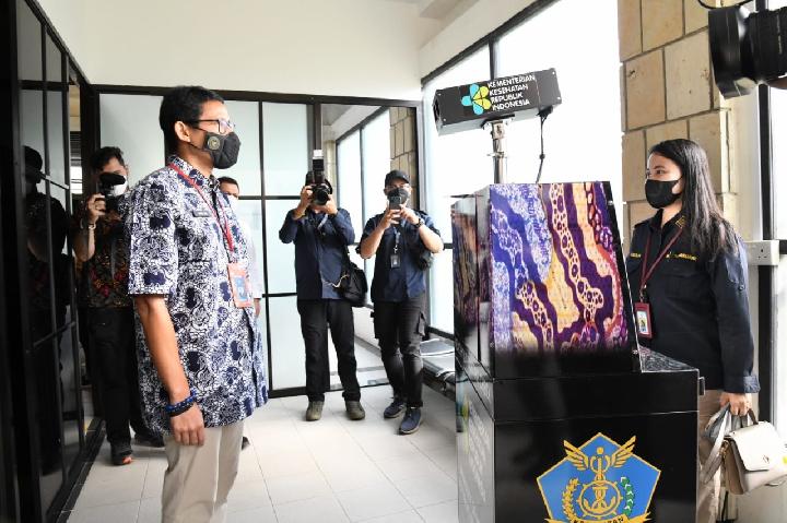 Menteri Pariwisata dan Ekonomi Kreatif Sandiaga Uno melihat simulasi pengecekan suhu tubuh wisatawan di Pelabuhan Lagoi Bintan. Pelabuhan ini menjadi satu-satunya pintu masuk bagi wisatawan Singapura yang berkunjung ke Kepulauan Riau. Travel bubble Batam Bintan - Singapura akan buka pada Senin, 24 Januari 2022. Dok. Humas Pemprov Kepulauan Riau
