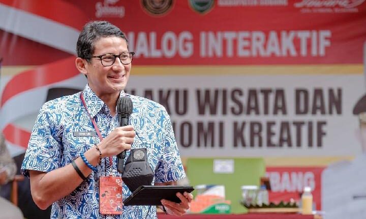 Menteri Pariwisata dan Ekonomi Kreatif Sandiaga Uno saat berdialog bersama pelaku ekonomi kreatif di Subang, Jawa Barat, Ahad, 23 Januari 2022. Dok. Kemenparekraf