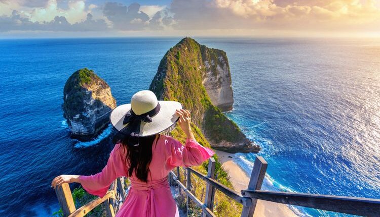 Ilustrasi wisatawan sedang liburan di Pantai Kelingking, Nusa Penida, Bali. (SHUTTERSTOCK/GUITAR PHOTOGRAPHER)