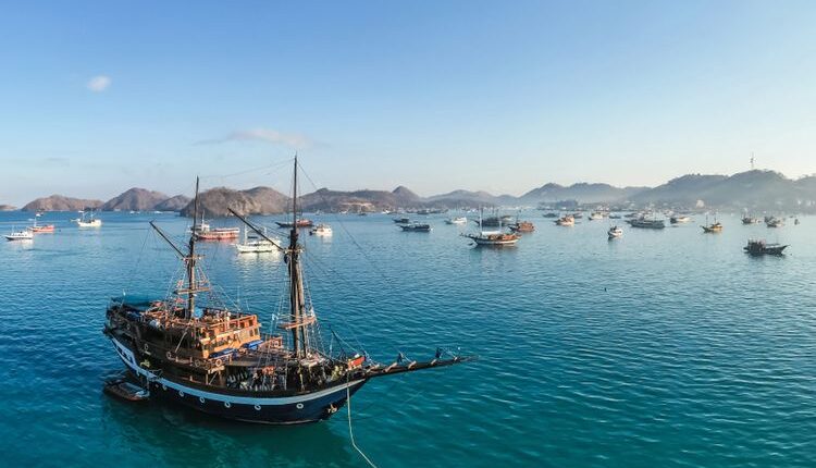Kapal Pinisi di Labuan Bajo