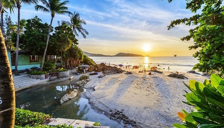 Ilustrasi Thailand - Pemandangan Pantai Patong di Phuket, Thailand.(SHUTTERSTOCK / By aphotostory)