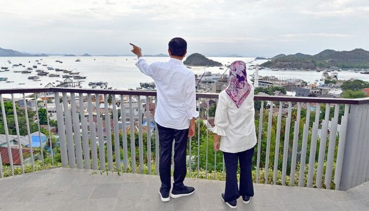 Foto Biro Pers, Media, dan Sekretariat Presiden: Presiden Joko Widodo dan Ibu Negara Iriana Joko Widodo menikmati senja di Kompas Bajo di kawasan Puncak Waringin, Labuan Bajo, Manggarai Barat, Kamis (14/10/2021) sore.(Kompas.com/Fitria Chusna Farisa)