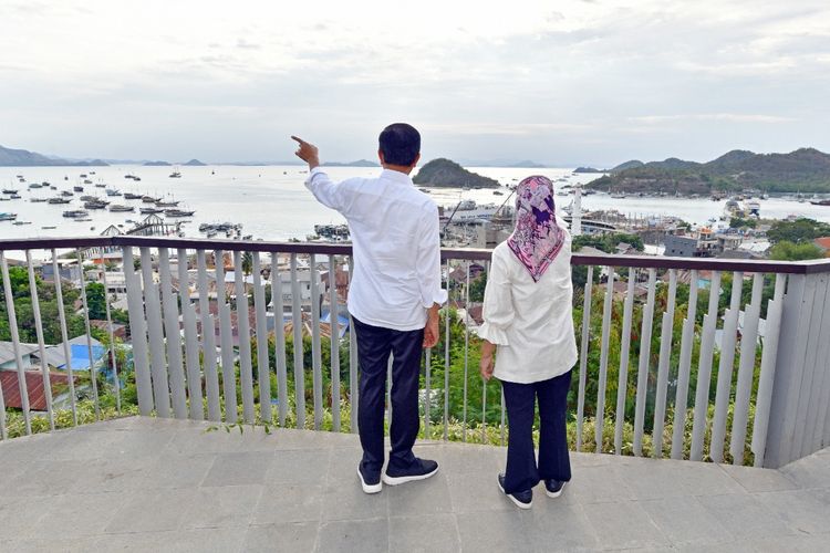 Foto Biro Pers, Media, dan Sekretariat Presiden: Presiden Joko Widodo dan Ibu Negara Iriana Joko Widodo menikmati senja di Kompas Bajo di kawasan Puncak Waringin, Labuan Bajo, Manggarai Barat, Kamis (14/10/2021) sore.(Kompas.com/Fitria Chusna Farisa)
