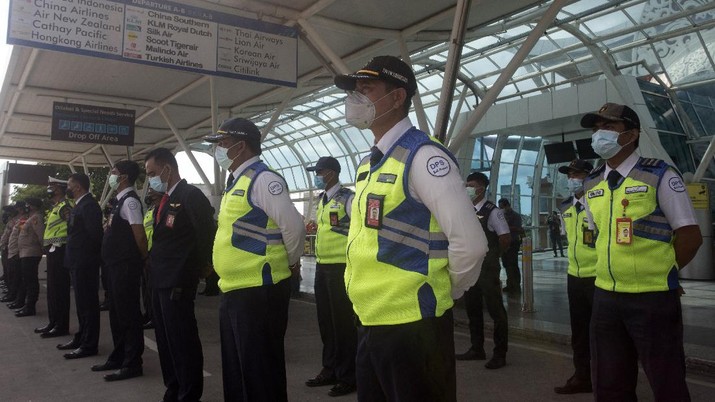 Foto: Personel keamanan bandara berbaris saat pengarahan dalam persiapan pembukaan kembali Bandara Internasional Ngurah Rai di Bali, Indonesia, Kamis, 14 Oktober 2021.