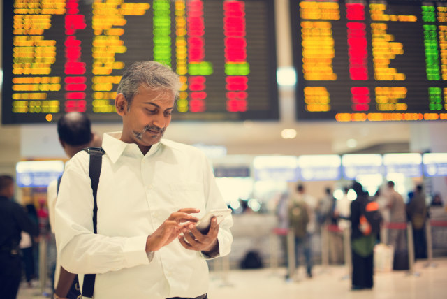 Turis India yang sedang berada di bandara Foto: Shutter Stock 