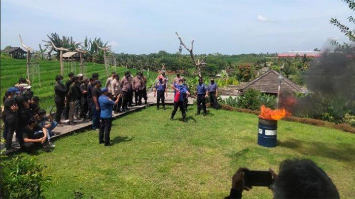 Suasana saat karyawan vila mendapat pelatihan dan simulasi penanganan kebakaraan di sebuah vila Umadatu di Desa Megati, Kecamatan Selemadeg Timur, Tabanan, Kamis 13 Januari 2022. istimewa Polsek Seltim