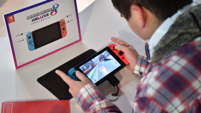 Ilustrasi bermain game Nintendo Switch. Foto: AFP/Kazuhuri Nogi