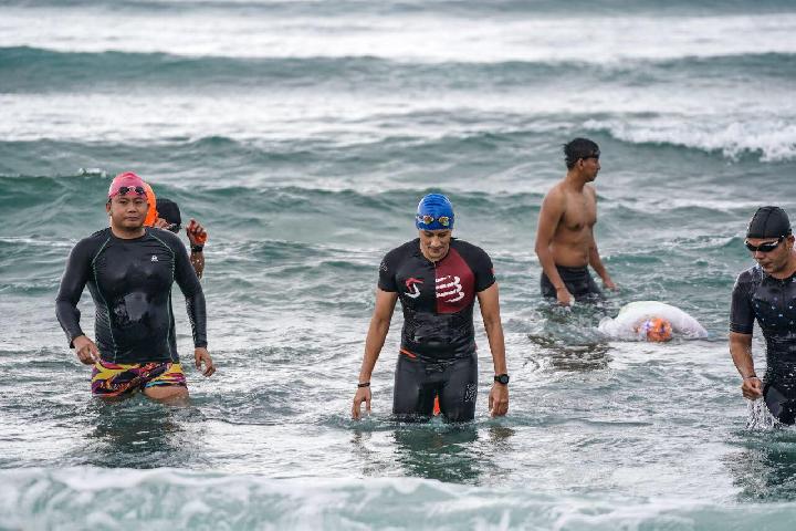 Menparekraf Sandiaga Uno saat mencoba melakukan aquathlon di Likupang, Sabtu, 6 Maret 2021. Dok.Kemenparekraf
