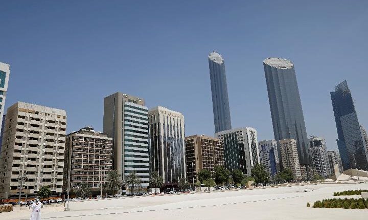 Seorang pria Emirat mengenakan masker saat berjalan melewati gedung-gedung di Abu Dhabi, Uni Emirat Arab 1 September 2020. [REUTERS/Nir Elias/Pool/File Photo]
