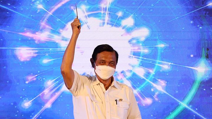 Pada akhir Juni lalu, Presiden Joko Widodo menunjuk Luhut Binsar Pandjaitan sebagai Kordinator Pemberlakuan Pembatasan Kegiatan Masyarakat atau PPKM Darurat Jawa-Bali, yang selanjutnya menjadi PPKM Jawa-Bali. ANTARA FOTO / Irwansyah Putra