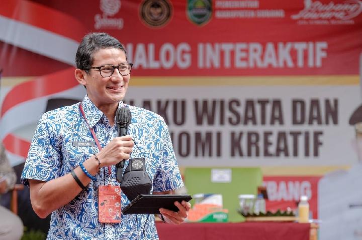 Menteri Pariwisata dan Ekonomi Kreatif Sandiaga Uno saat berdialog bersama pelaku ekonomi kreatif di Subang, Jawa Barat, Ahad, 23 Januari 2022. Dok. Kemenparekraf