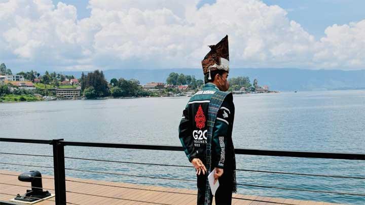 Presiden Jokowi meninjau Pantai Bebas Parapat, di Danau Toba, Sumatera Utara, 2 Februari 2022. Kedatangannya itu untuk meresmikan penataan kawasan Pantai Bebas Parapat seluas total 10.000 meter persegi dan menghabiskan biaya sebesar Rp84,1 miliar. Foto: Biro Pers Sekretariat Presiden