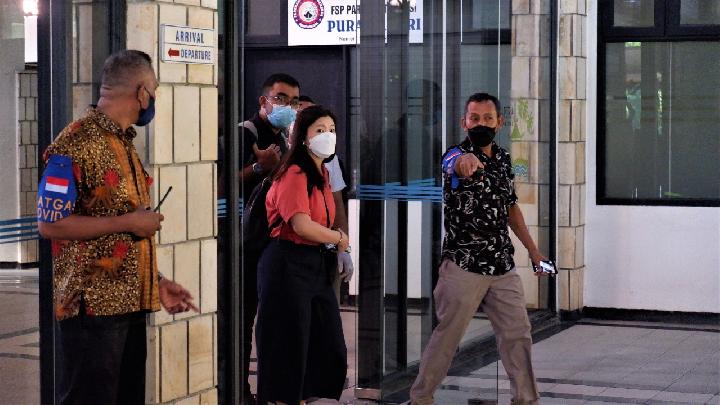 Petugas Pelabuhan Nongsa Pura, Kota Batam, mengarahkan wisatawan Singapura yang baru tiba. Para wisatawan ini menerapkan skema travel bubble antara Batam dan Bintan dengan Singapura. TEMPO | Yogi Eka Sahputra