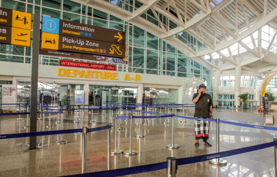 Seorang petugas keamanan adat Bali atau pecalang berpatroli di Bandara Internasional Ngurah Rai saat Hari Raya Nyepi, Selasa 28 Maret 2017. (Foto: Antara)