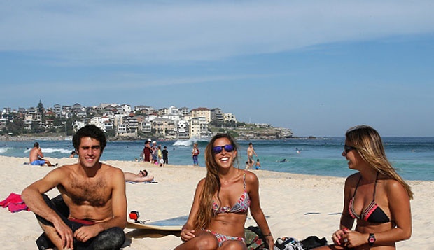 Wisatawan dari Amerika Latin menikmati cuaca hangat di pantai Bondi, Sydney, Australia, 31 Oktober 2014. Daniel Munoz/Getty Images