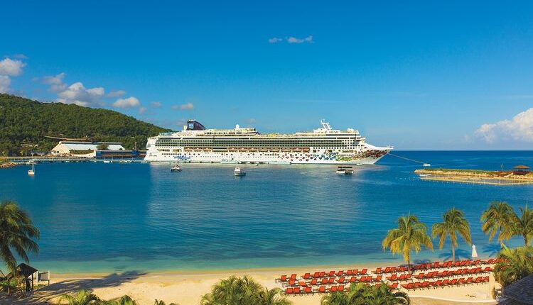 Kapal pesiar Norwegian Gem dari Norwegian Cruise Line yang akan melayani rute di bagian timur Kepulauan Karibia. (dok. Norwegian Cruise Line)