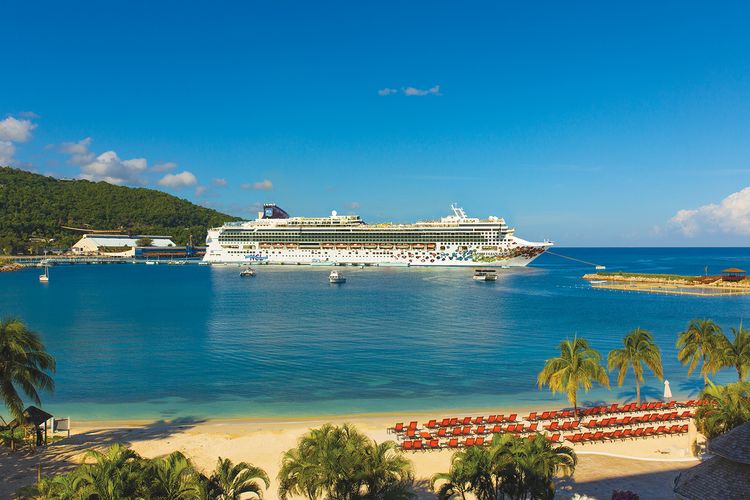 Kapal pesiar Norwegian Gem dari Norwegian Cruise Line yang akan melayani rute di bagian timur Kepulauan Karibia. (dok. Norwegian Cruise Line)