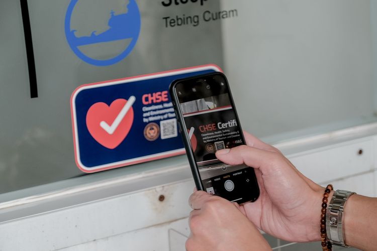 Ilustrasi pemindaian kode QR sertifikat CHSE.(Dok. Kementerian Pariwisata dan Ekonomi Kreatif)