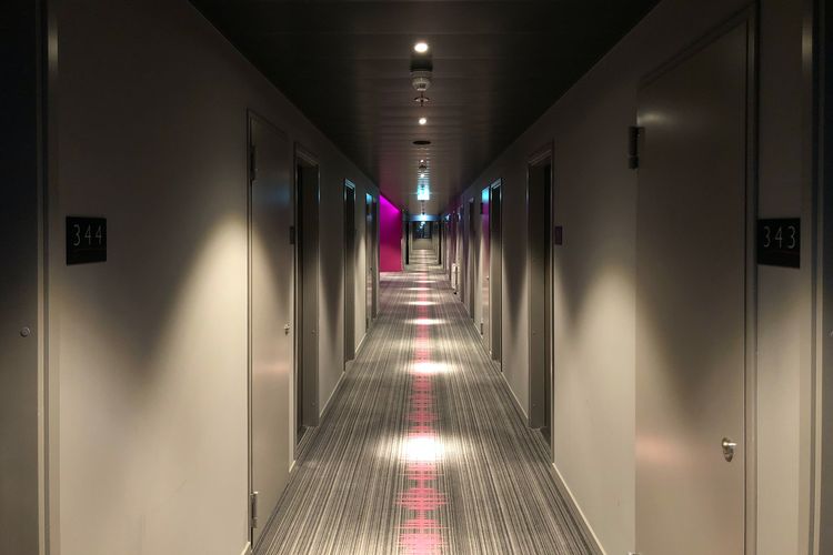 Ilustrasi lorong hotel.(UNSPLASH/TONY YAKOVLENKO)