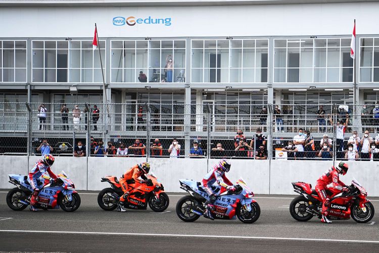 Pembalap MotoGP berlatih start pada hari kedua tes pramusim MotoGP 2022 di Pertamina Mandalika International Street Circuit, Lombok Tengah, NTB, Sabtu (12/2/2022). Sesi tes pramusim di sirkuit Mandalika tersebut akan berlangsung hingga Minggu (13/2/2022).(ANTARA FOTO/ANDIKA WAHYU)