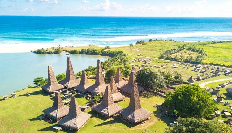 Rumah tradisional Ratenggaro di Sumba, Nusa Tenggara Timur, Indonesia.(SHUTTERSTOCK/MAWARDIBAHAR)
