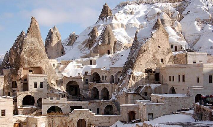 Lanskap Cappadocia merupakan perkampungan yang berisi rumah, gereja, masjid, dan kota bawah tanah. Foto: flickr.com/photos/curiousexpeditions/