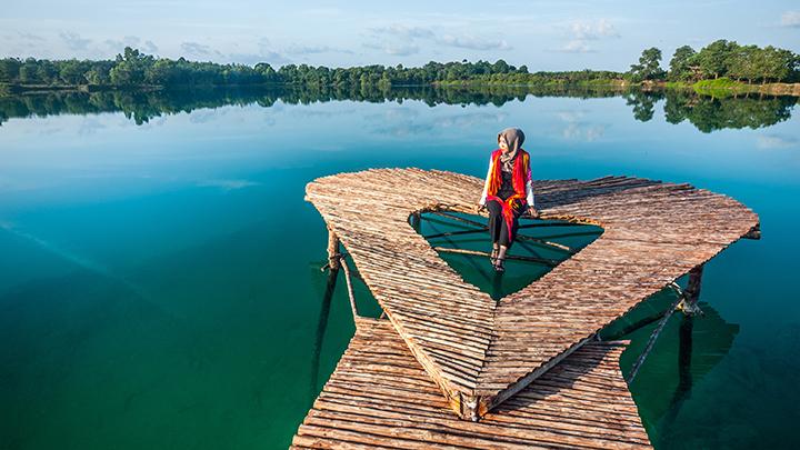 Wisatawan berpose di Pulau Bintan di Kepulauan Riau. General Manager Group Bintan Resort, Abdul Wahab berharap sertifikasi Indonesia Care atau IDoCare dari pemerintah dapat meyakinkan pemerintah negara lain dan wisatawan asing bahwa kawasan wisata Lagoi Bintan aman dikunjungi. shutterstock.com