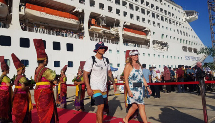 Wisatawan asing saat turun dari saat kapal pesiar Sun Princess Cruise di Pelabuhan Gili Mas, Lembar, Nusa Tenggara Barat, pada Selasa (5/11/2019). Wisatawan asing yang kebanyakan dari Australia ini berencana mengunjungi sejumlah destinasi wisata di Lombok. - Bisnis/Peni Widarti