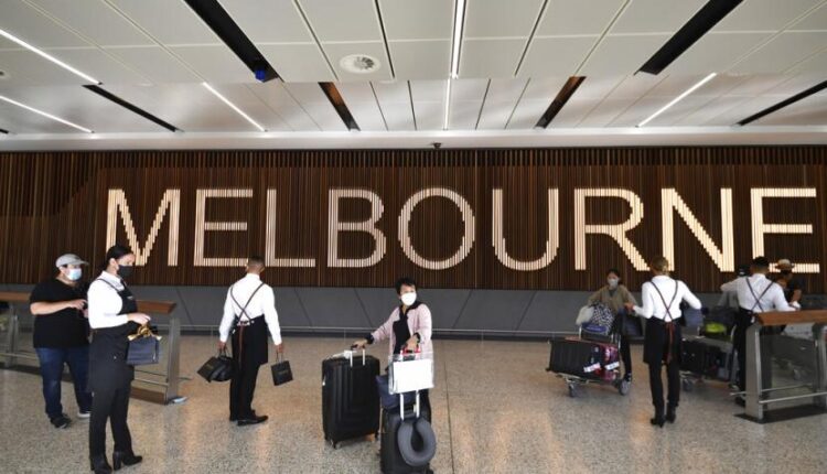 Penumpang tiba di Bandara Melbourne, Australia, Senin (21/2/2022). Australia pada Senin sepenuhnya membuka kembali perbatasan internasionalnya bagi para pelancong yang telah divaksinasi Virus Corona. Foto: Joel Carrett/AAP Image via AP