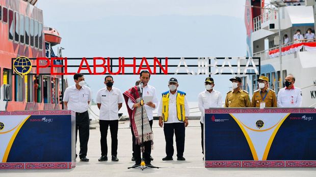 Foto: Presiden Joko Widodo meresmikan tujuh pelabuhan penyeberangan dan empat kapal motor penumpang (KMP) di Kawasan Dermaga Pelabuhan Ajibata, Kabupaten Toba, pada Rabu, 2 Februari 2022. (Dok: Biro Pers Sekretariat Presiden) Presiden Joko Widodo meresmikan tujuh pelabuhan penyeberangan dan empat kapal motor penumpang (KMP) di Kawasan Dermaga Pelabuhan Ajibata, Kabupaten Toba, pada Rabu, 2 Februari 2022.