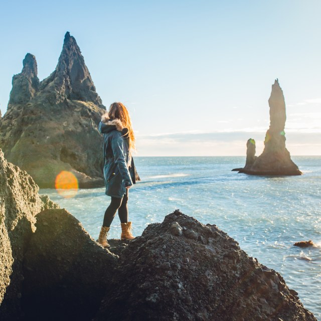 Wisatawan yang tengah menikmati salah satu pantai di Islandia Foto: Shutter Stock