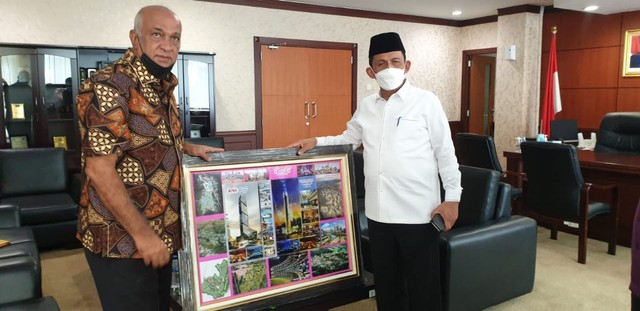 Gubernur Kepulauan Riau, Ansar Ahmad (kanan), menyambut rencana penerbangan carter dari Korea ke Kepri. Foto: Ismail/kepripedia.com