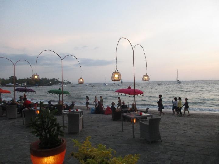 Suasana pantai di Hotel Sheraton Senggigi, Lombok, NTB. TEMPO | Supriyantho Khafid