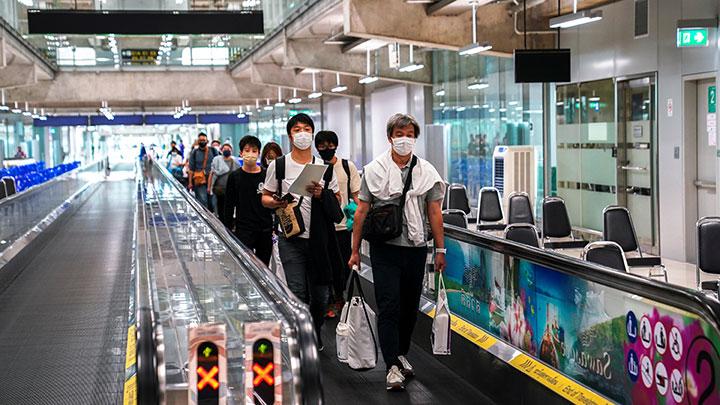 Wisatawan asing saat tiba di Bandara Suvarnabhumi pada hari pertama kampanye pembukaan kembali di Bangkok, Thailand, 1 November 2021. REUTERS/Athit Perawongmetha