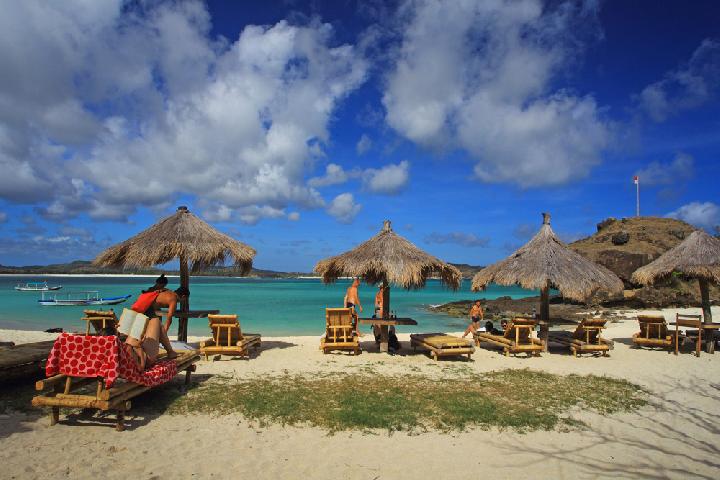 Pemandangan pantai di sekitar Bukit Merese (Sumber: indonesia.travel)