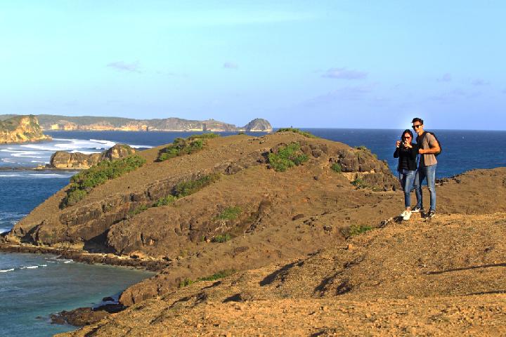 Pemandangan Bukit Merese (Sumber: indonesia.travel)