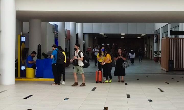 Suasana di jalur kedatangan Bandara Internasional Lombok. TEMPO/Supriyantho Khafid