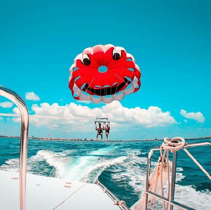 Parasailing water sport Pantai Tanjung Benoa (Sumber: Instagram @tanjungbenoawatersport)