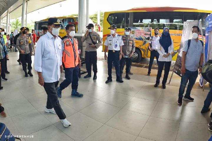 Menteri Perhubungan Budi Karya Sumadi, saat kunjungannya ke Mandalika. Menhub mengecek sejumlah fasilitas, diantaranya Bandara Internasional Lombok, kawasan Sirkuit Mandalika sarana transportasi bus shuttle, juga Pelabuhan Gili Mas.