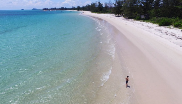 Seorang wisatawan menikmati kawasan pantai wisata Jimbaran, Kecamatan Sijuk, Belitung, 21 Mei 2016. Pantai ini merupakan alternatif wisata baru di Belitung dengan keindahan pasir putih yang halus. TEMPO/Frannoto