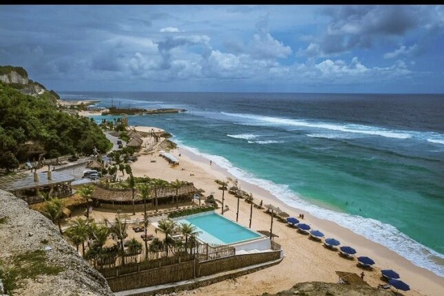 Pantai Melasti Ungasan, Bali (Foto:Kemenparekraf)
