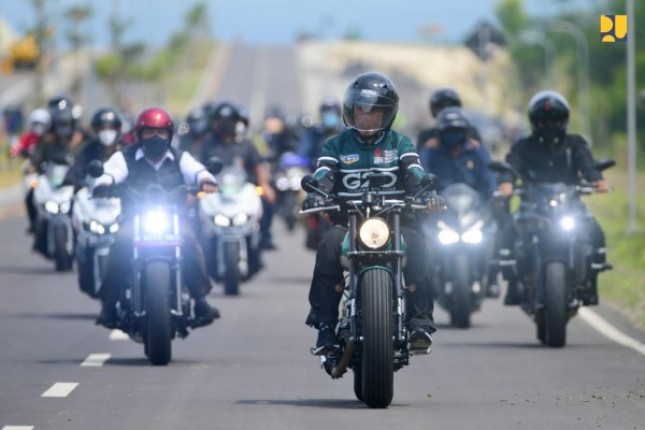 Menteri PUPR Basuki Hadimuljono saat mendampingi Presiden Joko Widodo meninjau kesiapan infrastruktur sepanjang koridor Sirkuit Mandalika di NTB, Kamis (13/01/2022). (Foto: Humas Kementerian PUPR