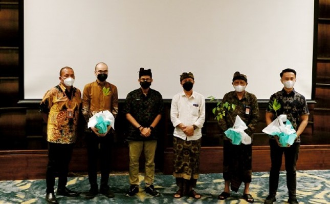 (Dari kiri ke kanan) Deputi Bidang Industri dan Investasi, Kementerian Pariwisata dan Ekonomi Kreatif, *Henky Manurung*; Co-Founder, Traveloka, *Albert*; Menteri Pariwisata dan Ekonomi Kreatif, *Sandiaga Uno*; Kepala Dinas Pariwisata Bali, *Tjok Bagus Pemayun*; Kepala Dinas Kehutanan dan Lingkungan Hidup Bali, *I Made Teja*; dan Deputi Direktur Bidang Iklim, Kota, Energi dan Laut WRI Indonesia, *Almo Pradana* dalam seremoni peresmian inisiatif keberlanjutan Traveloka bertajuk #PahlawanPohon di Sofitel Bali