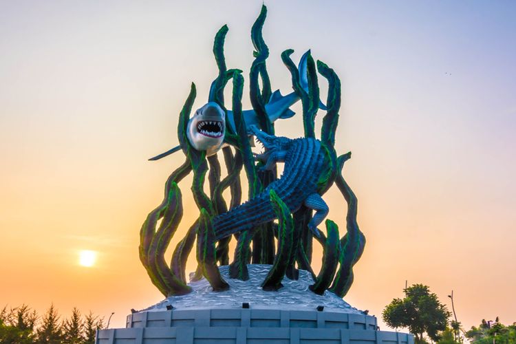 ILUSTRASI - Patung Sura dan Baya, Surabaya, Jawa Timur(Priyonounyil / Shutterstock.com)